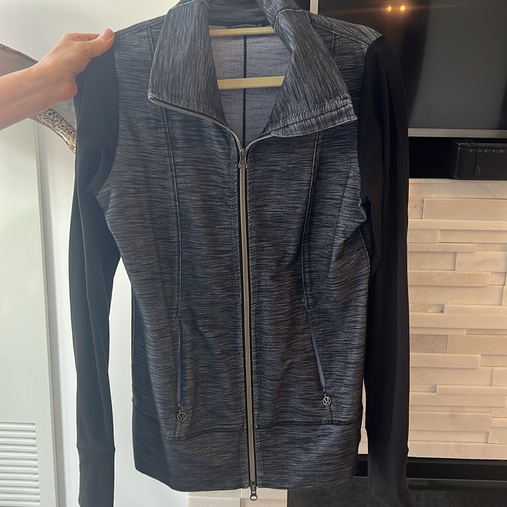 Lululemon size 8, navy/black double zip jacket